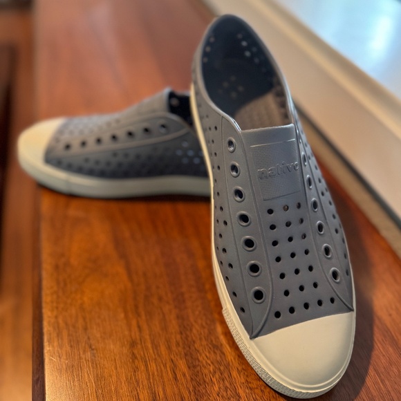 Native Jefferson Grey Slip-On Lightweight Shoe Unisex, Mens 6 Womens 8, NEW! - Picture 1 of 7